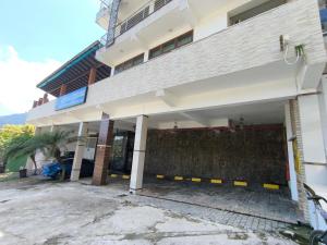 een extern uitzicht op een gebouw bij Hospedaria Vitória Mar in Ubatuba