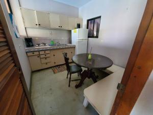 een kleine keuken met een tafel en een koelkast bij Casa Canadiense in Chacarita