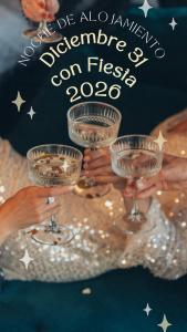 un'immagine di una donna che tiene in mano tre bicchieri di vino di Hotel el Tesoro a San Jerónimo