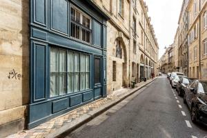 an empty street with cars parked next to buildings at Studio Alienor Place la Bourse Bordeaux in Bordeaux