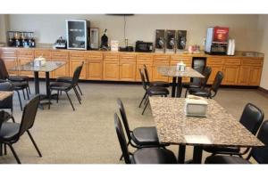 een eetkamer met tafels en stoelen in een kamer bij Pleasant Night Inn Watertown by Hotel O in West Carthage