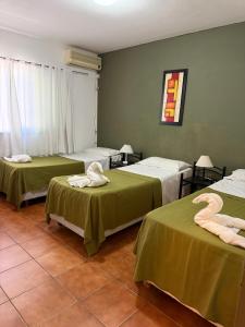 En eller flere senge i et værelse på Hotel Victory + 16 billeder