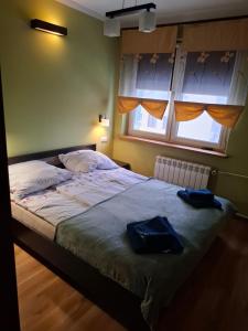 En eller flere senge i et værelse på Lubań Center