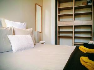 En eller flere senge i et værelse på L'Isle Contemporaine Standing Clim & Parking Privé Centre Ville