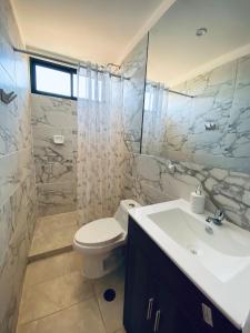 Et badeværelse på Apartamento Eyzaguirre 01 - Zorritos