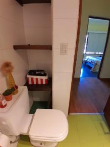 een badkamer met een wit toilet en een hal bij Museo Mar in Mar del Plata +20 foto's