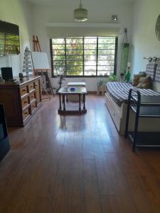 een woonkamer met een bed en een salontafel bij Museo Mar in Mar del Plata