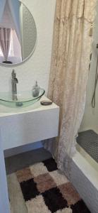 een badkamer met een wastafel en een douchegordijn bij Martha's House Tesla in Soufrière