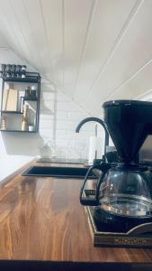 ein Teekessel auf einem Holztisch in der Unterkunft Solgården in Falkenberg