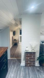 ein Zimmer mit einem gemauerten Kamin und ein Wohnzimmer in der Unterkunft Solgården in Falkenberg