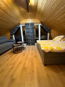 En eller flere senge i et værelse på Domek na Kaszubach u Doroty