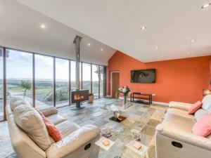 un soggiorno con due divani e un camino di 4 Bed in Broughton Mills 75286 a Seathwaite