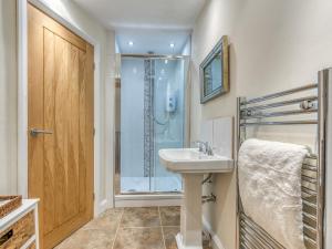 un bagno con doccia e lavandino di 4 Bed in Broughton Mills 75286 a Seathwaite Altre 22 foto