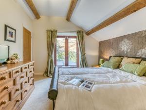 una camera da letto con un letto grande e una TV di 4 Bed in Broughton Mills 75286 a Seathwaite