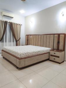 En eller flere senge i et værelse på Patel Residency Apartment + 23 billeder