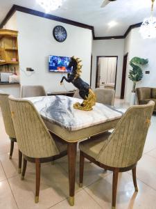 Et opholdsområde på Patel Residency Apartment