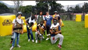 een groep mensen die poseren voor een foto op een speelplaats bij House in the Forest 