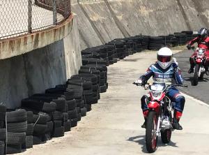 Twee motorrijders rijden op een racecircuit. bij House in the Forest 