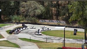 een groep auto's geparkeerd op een racebaan bij House in the Forest  +10 foto's