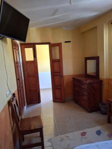 een woonkamer met een tv en een dressoir in een kamer bij Hotel planetario in San Miguel de Allende