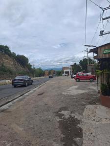 een straat met auto's aan de kant van de weg bij Hotel planetario in San Miguel de Allende