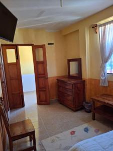 een kamer met een slaapkamer met een bed en een dressoir bij Hotel planetario in San Miguel de Allende +2 foto's