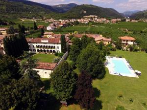 una vista aérea de una gran finca con piscina en Relais Villa Selle, en Fumane