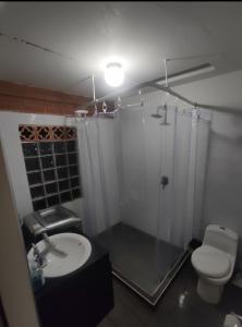 Et badeværelse på Nido de bromelias Cabaña en Pance