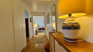 een vaas op een aanrecht in een kamer bij Vue Paris 1 min de la gare in Saint-Cloud