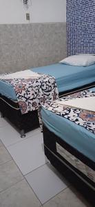 twee bedden naast elkaar in een kamer bij Pousada Refúgio in João Pessoa