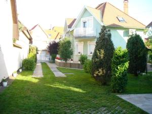 A garden outside Caty Vendégház