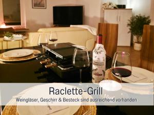 una bottiglia di vino e due bicchieri di vino su un tavolo di Ferienhaus Robbenglück in Tossens - Ihr gemütliches Zuhause an der Nordsee a Tossens