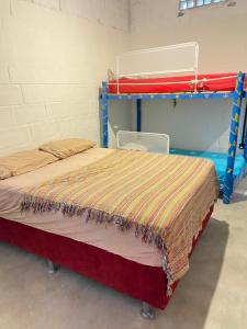 Letto a castello in camera con letto a castello. di Sítio Buscafé a Ibicoara
