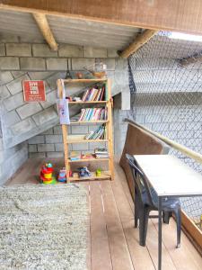 una camera con libreria e tavolo di Sítio Buscafé a Ibicoara