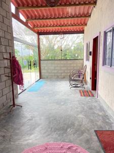 un patio vuoto con una sedia e delle finestre di Sítio Buscafé a Ibicoara