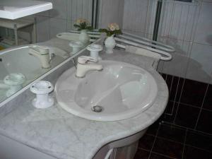 A bathroom at Caty Vendégház