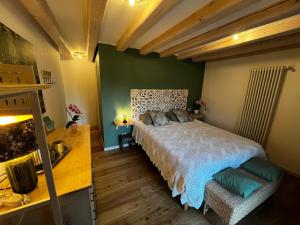 una camera da letto con un letto grande in una stanza di Casale Sol Armonie a Codroipo