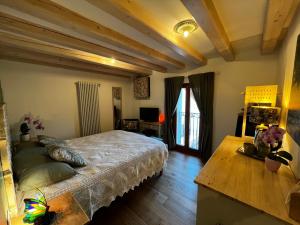 una camera da letto con un letto e un pavimento in legno di Casale Sol Armonie a Codroipo