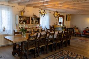 una sala da pranzo con tavolo e sedie in legno di Casale Sol Armonie a Codroipo