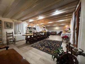 una sala con tavolo e sedie e una sala da pranzo di Casale Sol Armonie a Codroipo