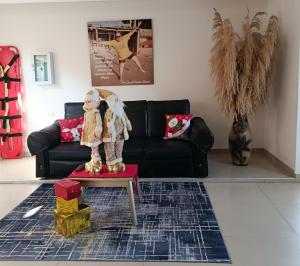 ein Wohnzimmer mit einer schwarzen Couch und einem Tisch in der Unterkunft Brisas de Uribia in Uribia