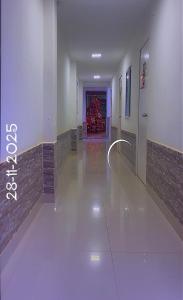 ein Flur mit einem Weihnachtsbaum in einem Gebäude in der Unterkunft Brisas de Uribia in Uribia + 1 Foto