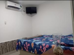 Zimmer mit einem Bett und einer Vase auf einem Tisch in der Unterkunft Brisas de Uribia in Uribia