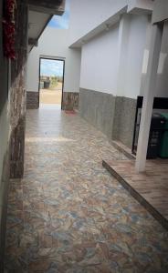 einen Flur mit Steinboden in einem Gebäude in der Unterkunft Brisas de Uribia in Uribia