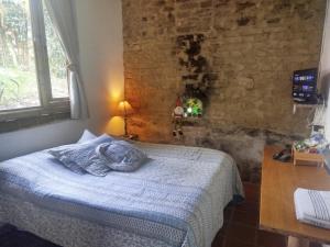 En eller flere senge i et værelse på HOSTAL CASA DE GUADUA/ THE BAMBOO HOUSE