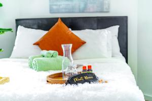 En eller flere senge i et værelse på Jungle House Luxury Homes - Columbus Downtown Short North - Steps to Convention Center & Nationwide Arena - Sleeps up to 6 - Free Parking - Over 5,800 Five Stars