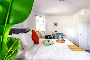 En eller flere senge i et værelse på Jungle House Luxury Homes - Columbus Downtown Short North - Steps to Convention Center & Nationwide Arena - Sleeps up to 6 - Free Parking - Over 5,800 Five Stars + 36 billeder