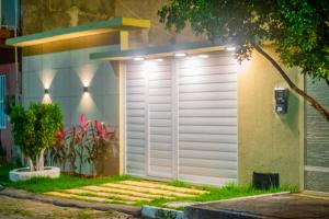 En have udenfor Casa Lima com Piscina e Praia