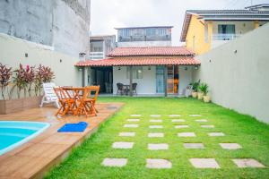 Swimmingpoolen hos eller tæt på Casa Lima com Piscina e Praia