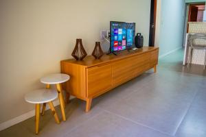 Et tv og/eller underholdning på Casa Lima com Piscina e Praia + 51 billeder